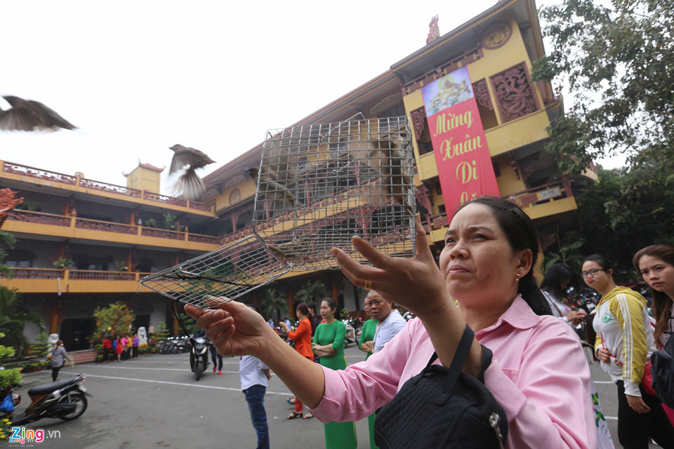 Người Sài Gòn xếp hàng để được gõ chuông chùa ngày đầu năm